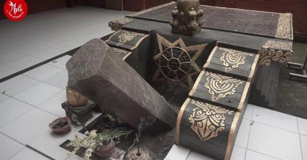 Misteri Batu Tertancap di Mojokerto, Alat Berat Sekalipun Tak Bisa Mencabut