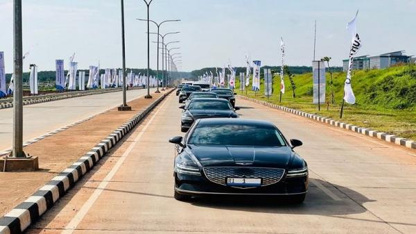 Presiden Jokowi Jajal Mobil Listrik Saat Kunjungi KITB di Batang