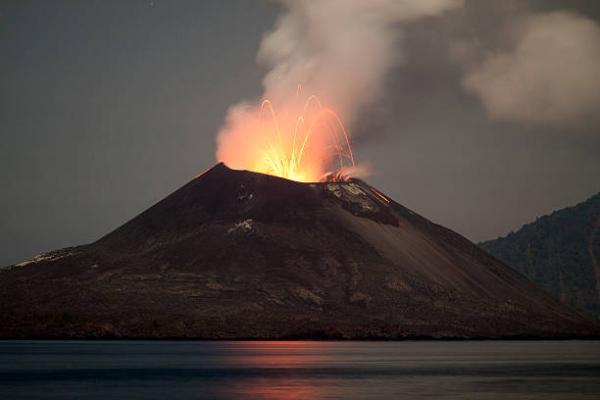 Jadi Sorotan karena Sedang Erupsi, Ini 5 Fakta Gunung Anak Krakatau yang Tak Banyak Diketahui