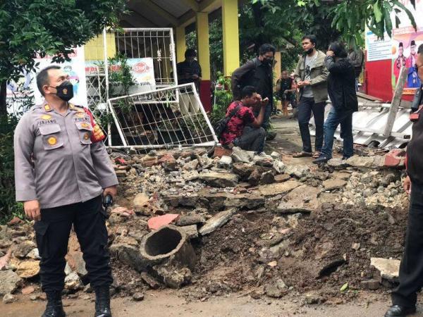 Ngeri! Longsor Kembali Terjadi di Depok, Kali Ini Tembok SDN Limo 3 Ambruk.