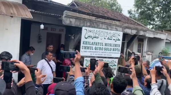 Copot Papan Nama Khilafatul Muslimin, Polisi Amankan Brosur Serta Jadwal Pengajian Keliling
