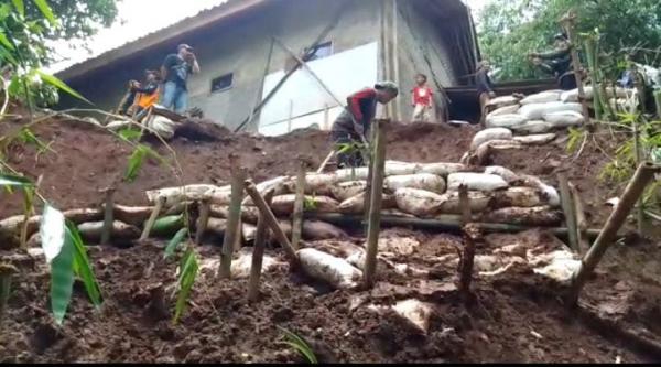 Curah Hujan Tinggi, Longsor Ancam Satu Rumah di Ciramagirang