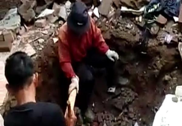 Lubang Misterius Muncul di Malangbong Garut, Dapur Rumah Warga Runtuh