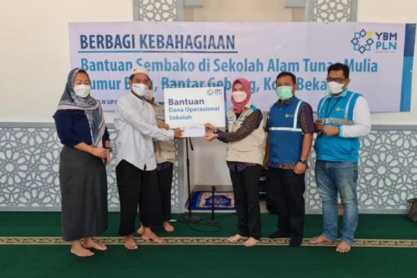 Salurkan Paket Sembako untuk Sekolah Alam Tunas Mulia, YBM PLN Bekasi: Semoga Memberikan Manfaat