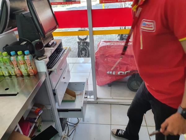 Polisi Cek TKP, Pelaku Curas Todongkan Senjata ke Karyawan Alfamart di Karangtengah Cianjur