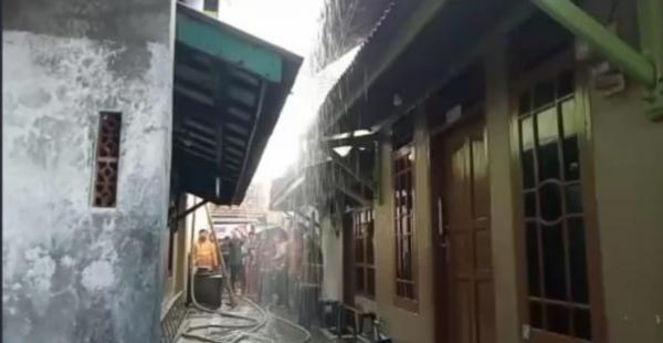 Kebakaran Rumah di Pulasaren Cirebon, 5 Unit Damkar Dikerahkan di Tengah Akses Gang yang Sempit