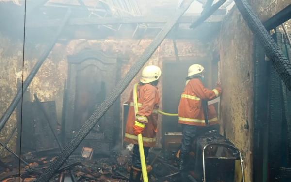Akibat Konsleting Listrik Rumah di Pulasaren Cirebon Hangus Terbakar