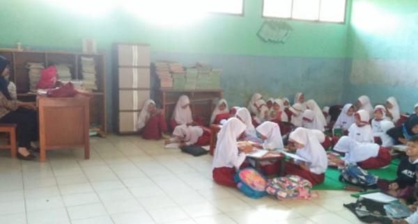 Ruang Kelas Ambruk,Pelajar SD Terpaksa Belajar di Lantai