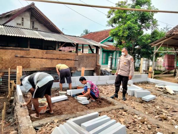 Keroyokan, Warga Sukasari Karangtengah Gotong Royong Renovasi Rutilahu Lansia