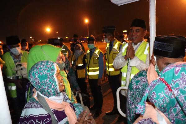 Antar Jamaah Calon Haji ke Bandara Kualanamu, Bupati Madina: Jaga Kesehatan