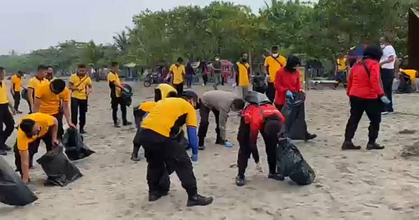 Dalam rangkaian Hari Bhayangkara Tahun 2022, Polres Pangandaran Lakukan Bersih-Bersih Pantai
