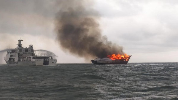 KM Bintang Surya Terbakar di Perairan Karimun Selat Malaka, 17 Awak Kapal Selamat dan 1 Orang Tewas