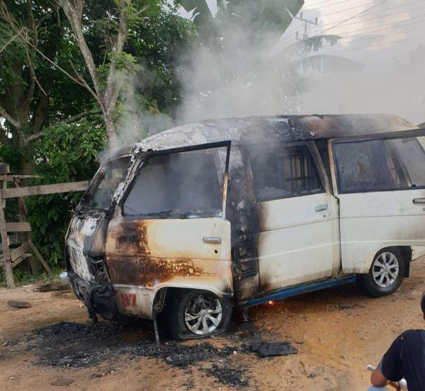 Angkot Berpenumpang di Padang Sidempuan Tiba-Tiba Terbakar