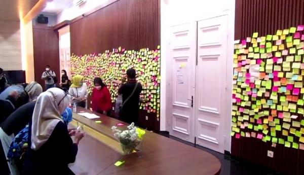 Kertas Warna -Warni Hiasi Gedung Pakuan, Tertulis Doa untuk Eril dari Warga Bandung