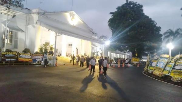 Jenazah Emmeril Kahn Mumtadz Tiba di Gedung Pakuan Bandung, Warga Menunggu di Tengah Hujan Deras