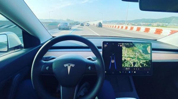 Makan Tumbal Satu Nyawa, Mobil Tesla Autopilot Kena Recall