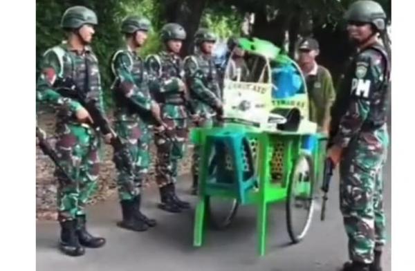 Kocak! Penjual Es Dawet Tiba-tiba Melintas di Tengah Apel Pasukan TNI