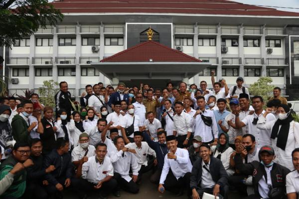 Tolak Rencana Penghapusan, Ratusan Honorer Kepung Kantor Walikota Serang