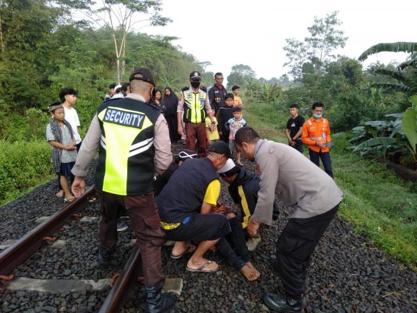 Tertidur di Rel, Seorang Pria Nyaris Tewas Terlindas Kereta Api di Jalur Sukabumi-Cipatat