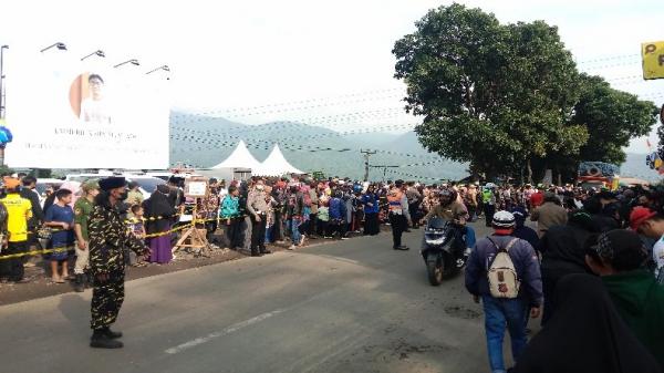 Ribuan Warga Antusias Sambut Kedatangan Jenazah Eril di Sepanjang Jalan ke Pemakaman di Cimaung