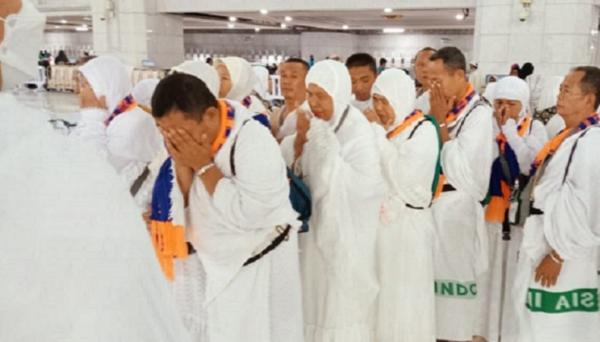 Pecah! Dua Jemaah Haji Asal Pati Nangis Usai Pertama Kali Lihat Ka'bah secara Langsung