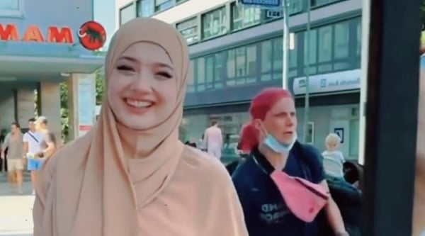 Kisah Bule Cantik Amerika Jadi Mualaf Usai Iseng Kenakan Hijab, Rasakan Kedamaian Mengenal Islam