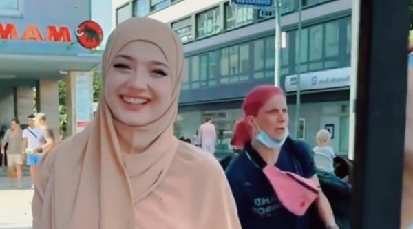 Iseng Pakai Hijab, Bule Cantik Amerika Ini Malah Jadi Mualaf