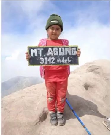 Luar Biasa, Anak Usia 6 Tahun Mendaki Gunung Agung di Bali Viral di Medsos