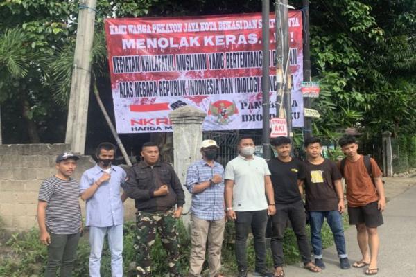 Karang Taruna RW 03 Pekayon Jaya Pasang Spanduk Tolak Kegiatan Khilafatul Muslimin di Bekasi