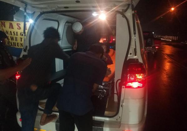Tabrak Pohon, Dua Pengendara Motor Boncengan Kritis Dibawa ke RSUD Cianjur