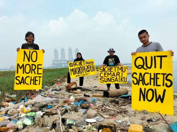 Ecoton Desak Penegakan Hukum dan Tanggung Jawab Produsen Bebaskan Ciliwung dari Jerat Sampah Plastik