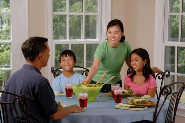 5 Manfaat Makan Bersama Keluarga di Rumah, Wajib Diperhatikan!