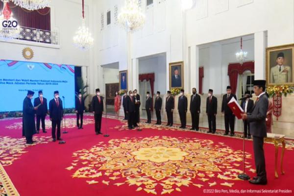 Presiden Jokowi Resmi Reshuffle 2 Menteri, Muhammad Lutfi Digantikan Zulkifli Hasan