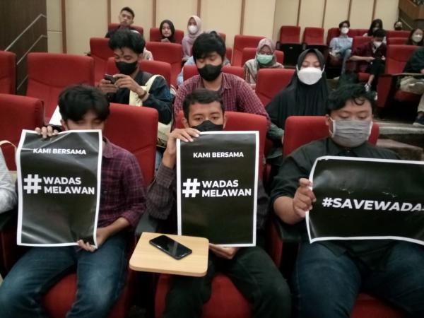 Sejumlah Mahasiswa Melakukan Aksi Bentang Poster Save Wadas di Tengah Pidato Ganjar