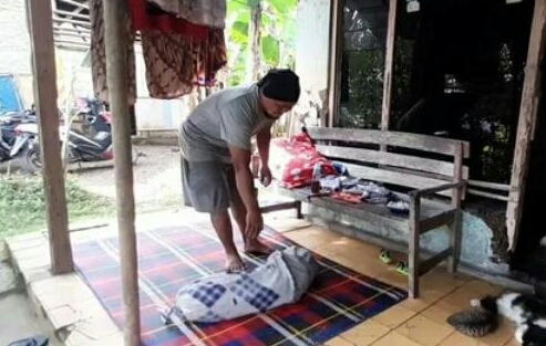 Rumah Rusak Hampir Ambruk, Satu Keluarga di Brebes Terpaksa Tidur di Teras