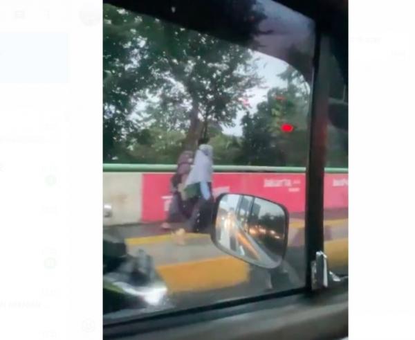 Viral Hijaber Ogah Beri Jalan Pemotor di Trotoar, Netizen: Good Mbak!