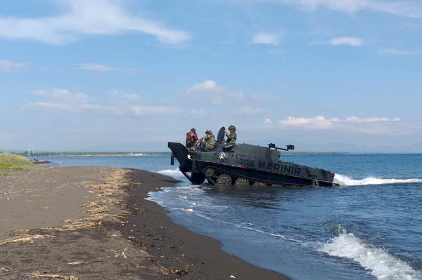 Menegangkan, Puluhan Tank Amfibi Marinir Mendarat di Pantai Banongan
