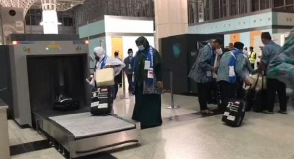 Bawa Rokok dan Jamu Berlebihan, Koper Jemaah Haji RI Dibongkar Petugas Bandara