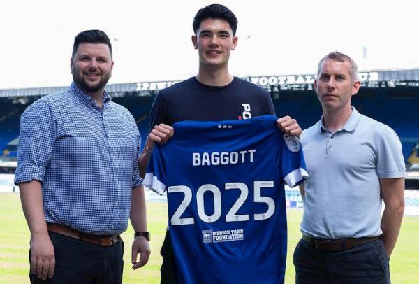 Sah! Pemain Indonesia Elkan Baggott Tekan Kontrak Baru dengan Ipswich Tawn