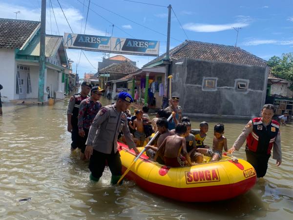 Banjir Rob Datang Lagi, Polres Probolinggo Terjunkan Perahu Karet