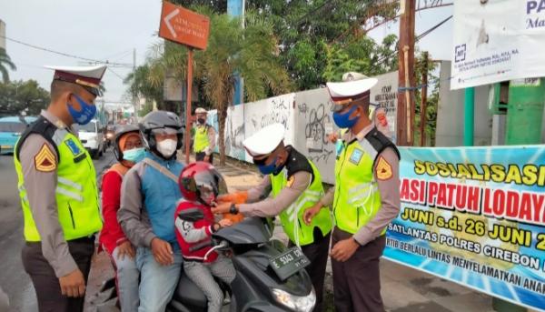 Operasi Patuh Lodaya 2022, Satlantas Polres Cirebon Kota Bagikan Helm Gratis