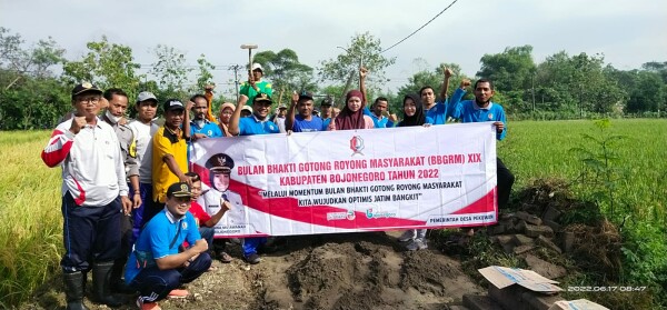 BBGRM : Pemdes Pekuwon Bersama Warga Gotong Royong Perbaiki Jalan Makam
