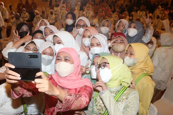 Gubernur Khofifah Jadi Rebutan Swafoto Siswa Purna Didik SMP-SMA Khadijah
