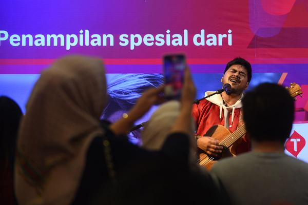 Momen Abdul Indonesian Idol Hipnotis Fans dan Pengunjung Mall di Palembang