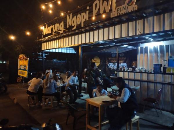 Warung Ngopi PWI Depok, Nikmatnya Ngopi Sambil Gosip Berita