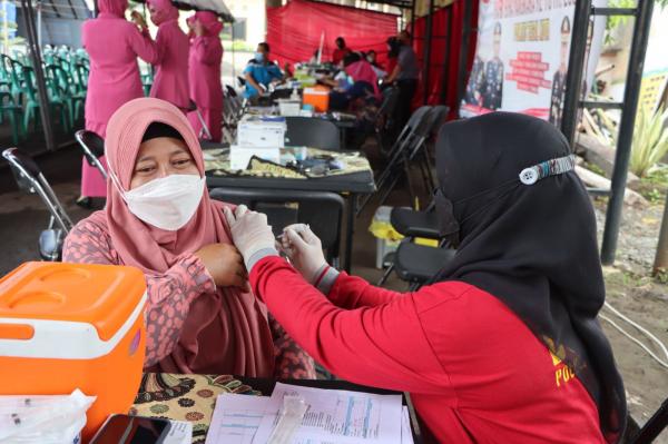 Ratusan Orang Ikuti Pengobatan dan Vaksin Gratis di Tegal