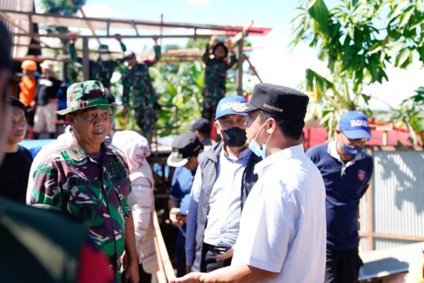 Gubernur Sulsel Kunjungi Korban Bencana Angin Puting Beliung di Kabupaten Maros