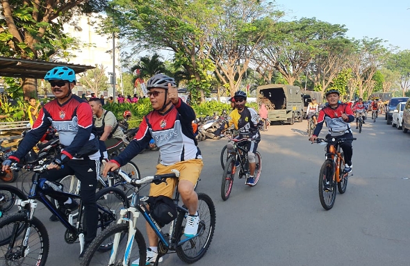 Seru ! Polres Cirebon Kota Adakan Funbike dan Aerobik Peringati Hari Bhayangkara ke 76