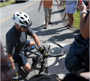 Hendak Menyapa Warga, Presiden AS Joe Biden Malah Jatuh dari Sepeda