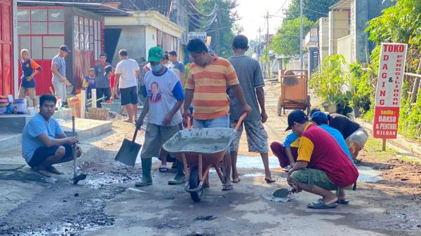 Tak Kunjung Direspons, Warga Swadaya Perbaiki Jalan Rusak Di Tengah Kota Ponorogo